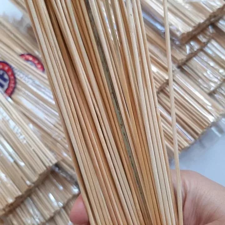 سیخ چوبی بسته ۸۰ عددی — رنگ کرم — نمای دردست — حدود ۲۵ سانت