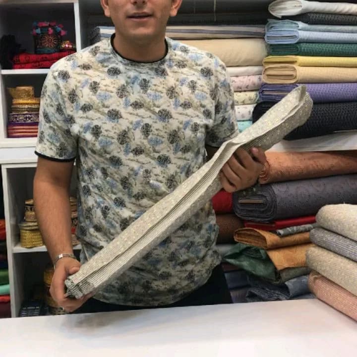 پارچه لنین گچی عرض ۱۴۰، رنگ کرم و طلایی، طرح سنگدوزی، قوارهای، مستطیل