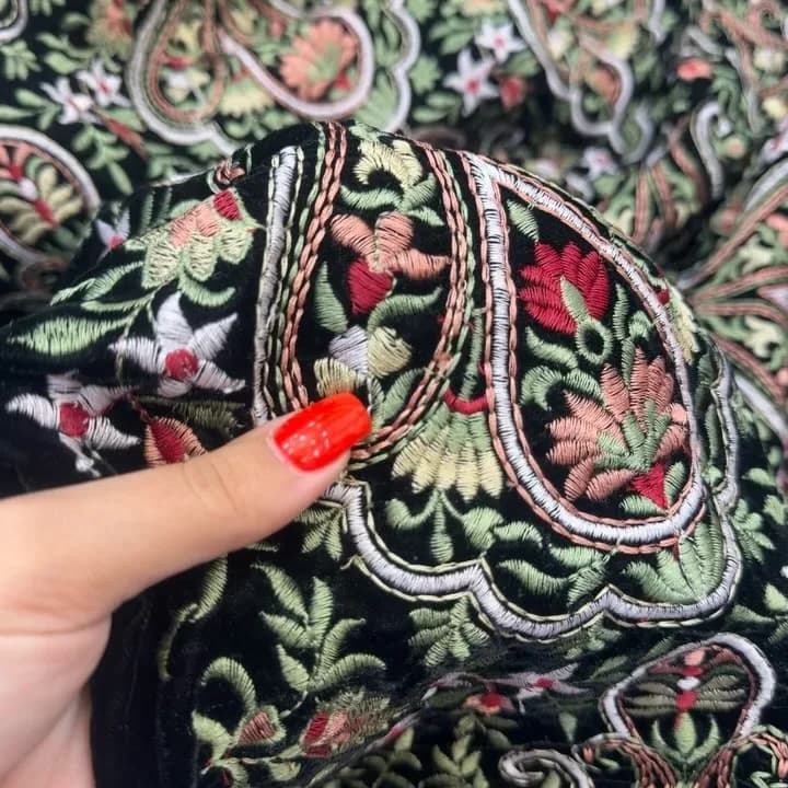 پارچه مخمل سوزندوزی عرض ۱۱۰، رنگ مشکی، سبز و قرمز، طرح گلدوزی، طرح گل و اسلیمی