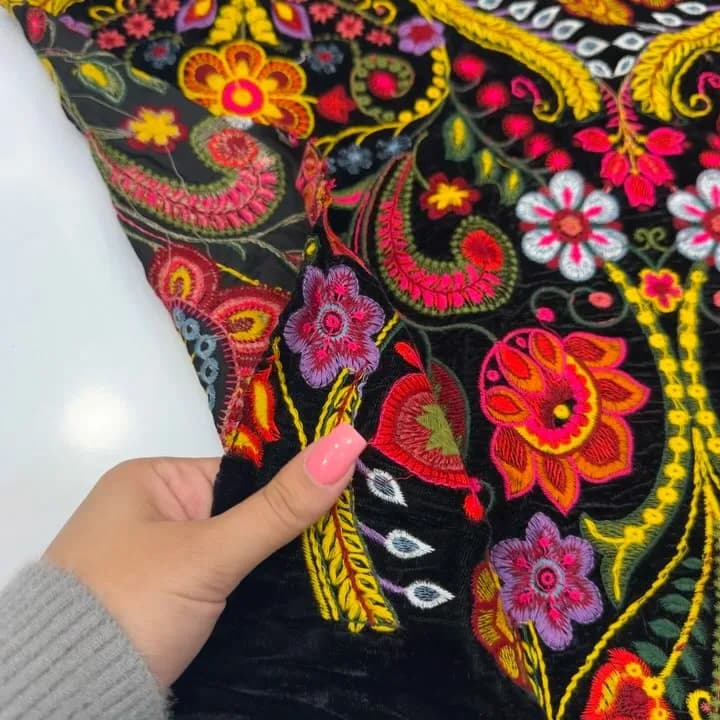 پارچه مخمل سوزن دوزی و بخارا دوزی، رنگ مشکی، قرمز، زرد، سبز و بنفش، طرح گلدوزی، پارچه گلدوزی شده
