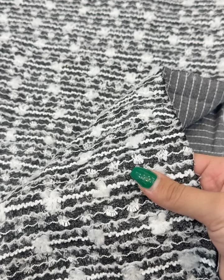 پارچه جین سنگ شور طرح دار، رنگ خاکستری و سفید، طرح هندسی، بافت برجسته