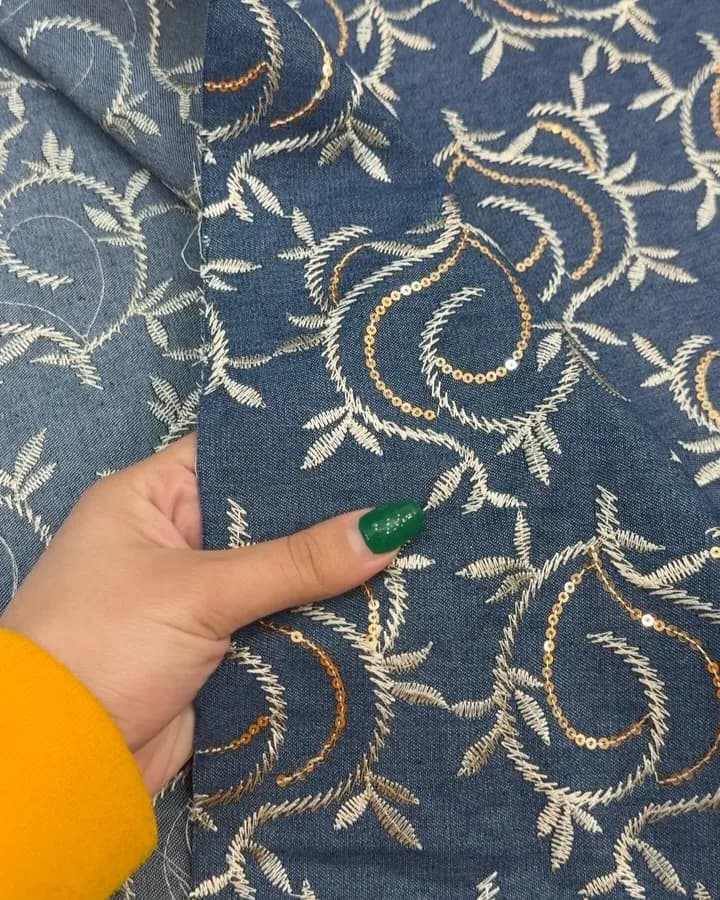 پارچه جین تنسل سوزندوزی — رنگ سرمهای — نمای دردست — سوزندوزی
