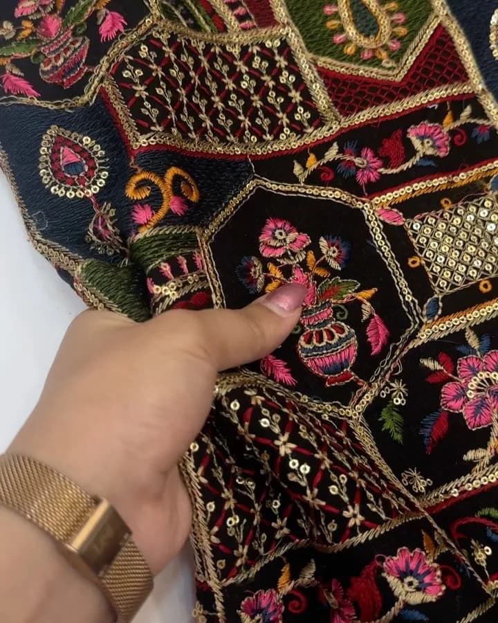 پارچه لینن سوزن دوزی، رنگ کرمی، مشکی و قرمز، طرح گلدوزی، پارچه متری طرحدار