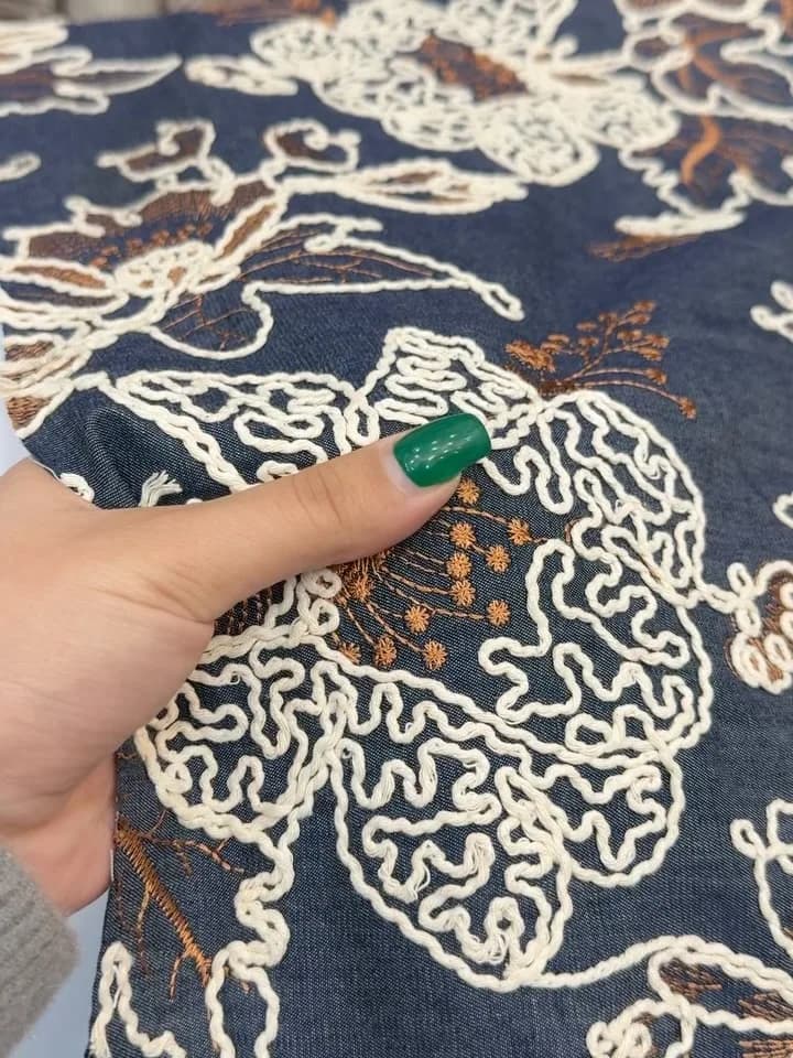 پارچه جین تنسل سوزندوزی و قیطوندوزی — رنگ سرمهای — نمای دردست — سوزندوزی و قیطوندوزی