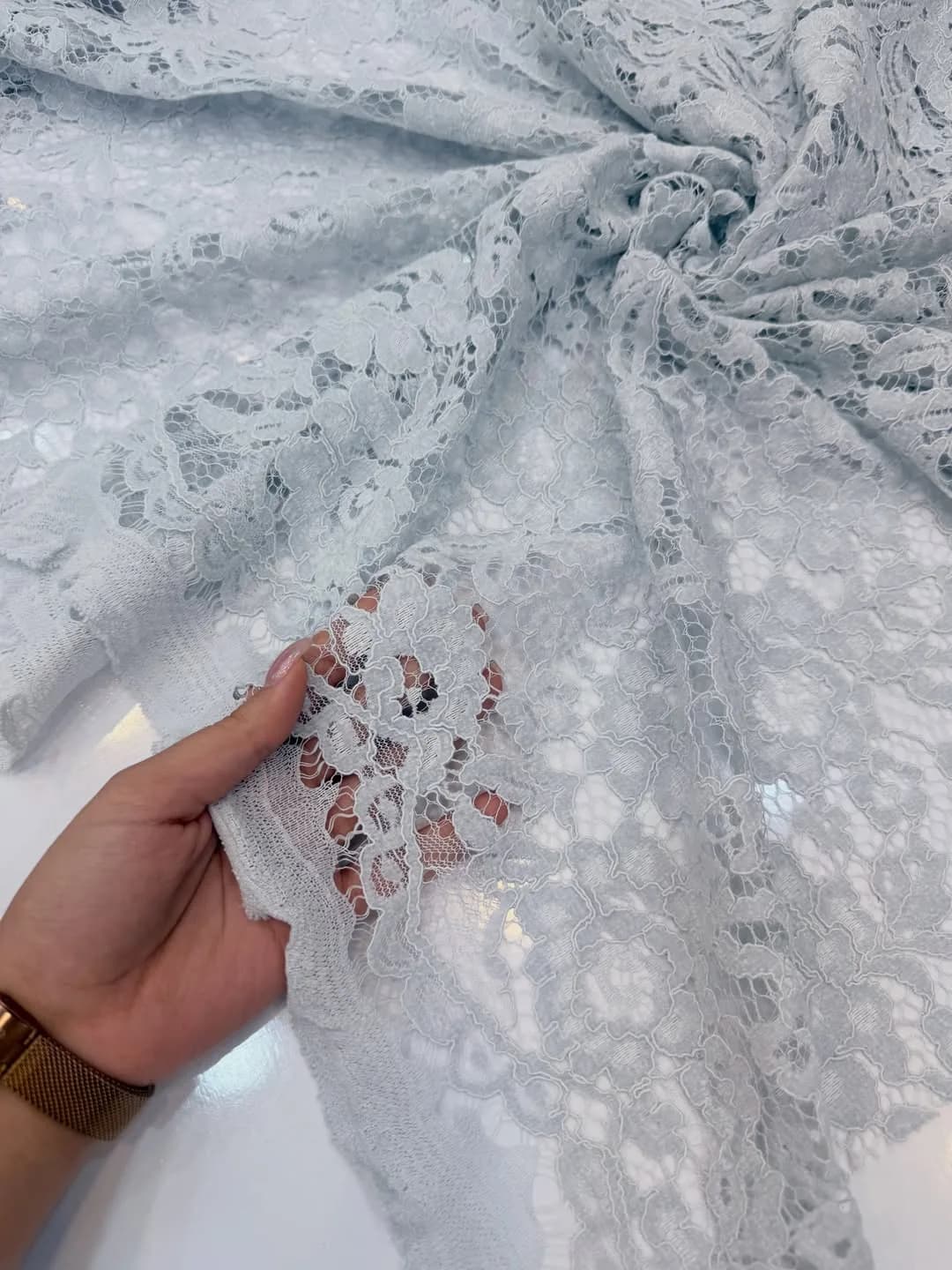 پارچه دانتل مخملی عرض ۱۴۵ — رنگ طوسی — نمای دردست