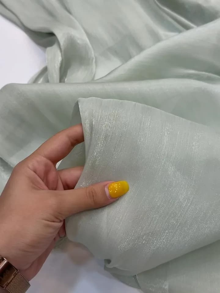 پارچه حریر کریستال شاین — رنگ یشمی — نمای دردست — شاین در بافت