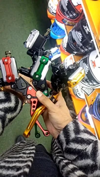 کتی کلاچ پمپی، رنگ قرمز، سبز، طلایی و مشکی، جنس آلومینیوم و فلز، اهرم کلاچ و ترمز