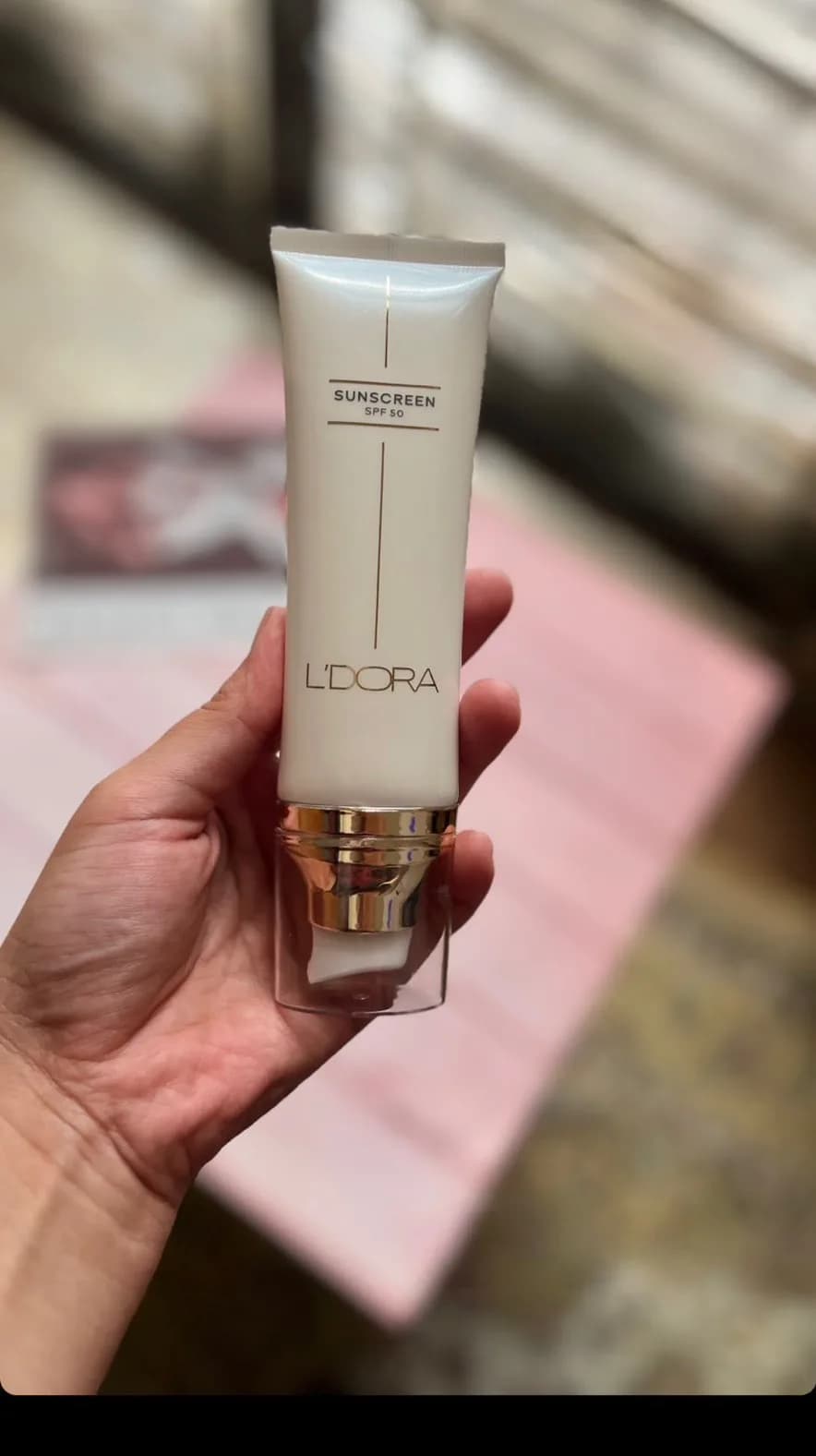 کرم ضدآفتاب SPF 50 لدورا، رنگ سفید و طلایی، جنس پلاستیک، تیوپی