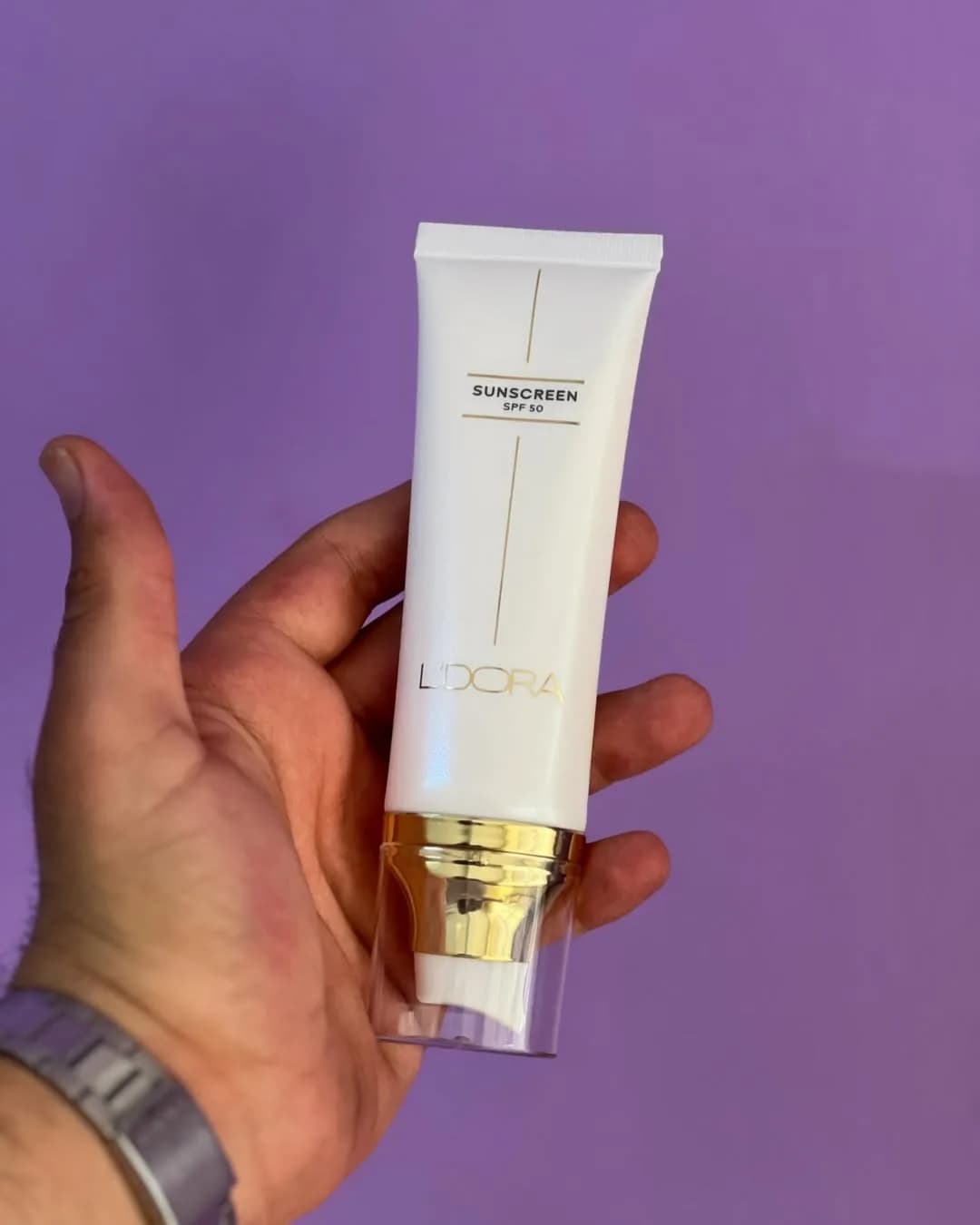 کرم ضد آفتاب SPF 50 لدورا، رنگ سفید و طلایی، جنس پلاستیک، تیوپی