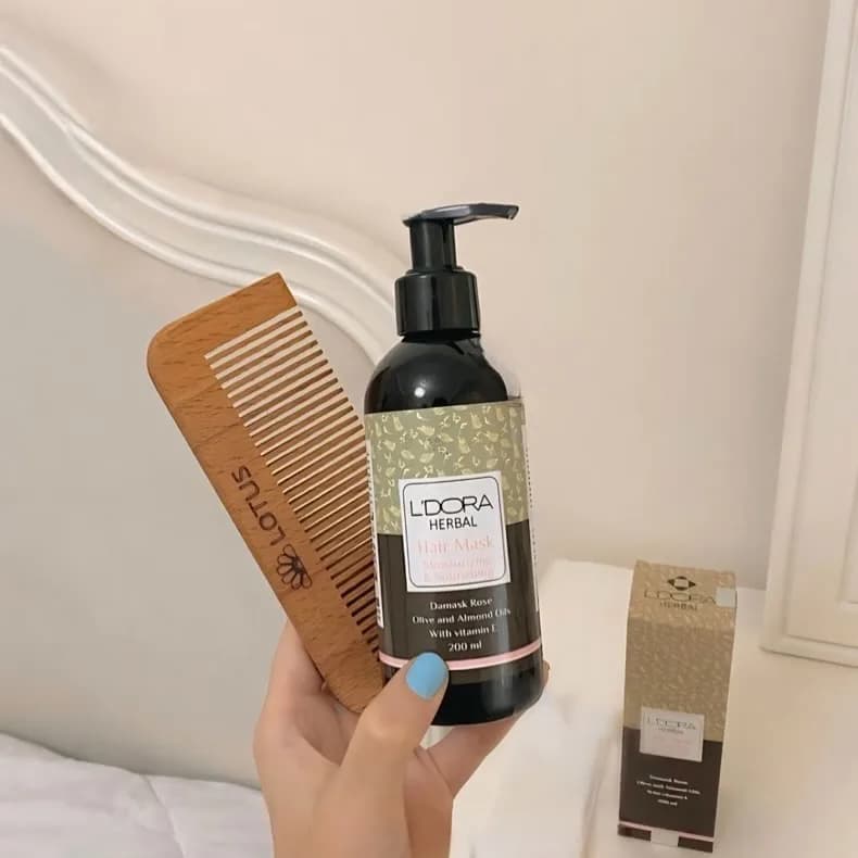 ماسک مو گیاهی لدورا، رنگ مشکی، قهوهای و بژ، جنس پلاستیک و چوب، بطری پمپدار و شانه