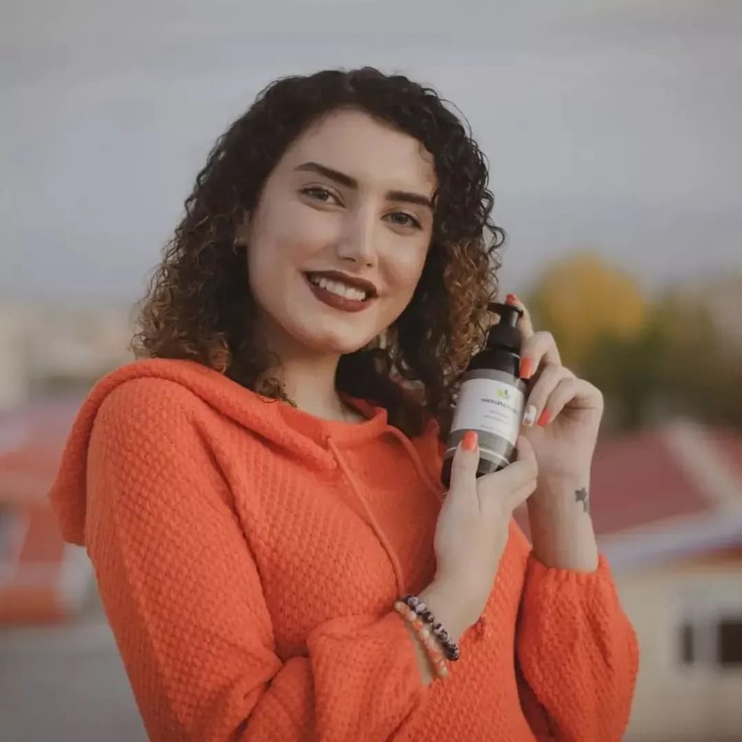 روغن مو، رنگ قهوهای تیره و سفید، جنس شیشه و پلاستیک، بطری پمپی