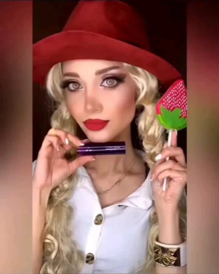 رژ لب جامد مات لدورا، رنگ بنفش و قرمز، جنس پلاستیک، مایع
