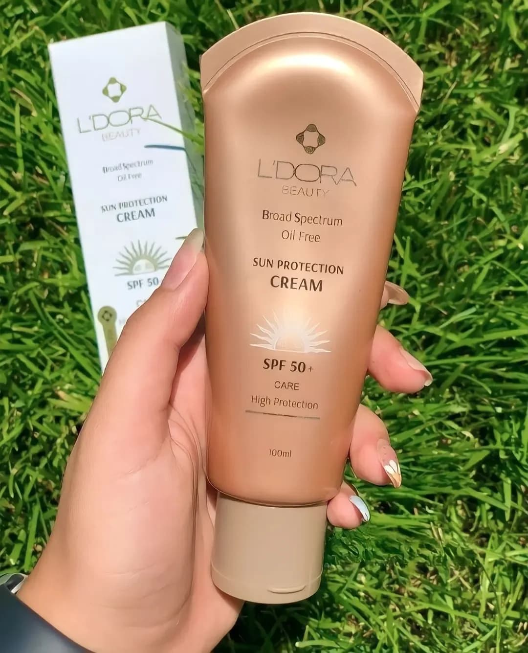 کرم ضد آفتاب SPF50 لدورا، رنگ طلایی و سفید، جنس پلاستیک، تیوپی