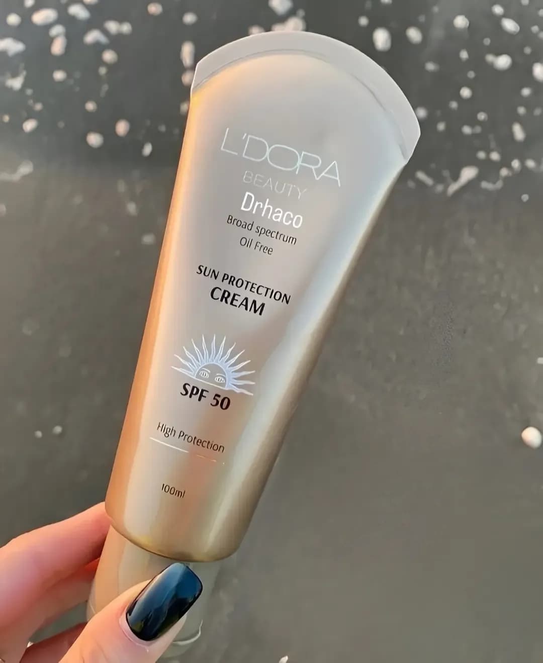 کرم ضد آفتاب SPF 50 لدورا، رنگ بژ و طلایی، تیوب فشاری، ۱۰۰ میلیلیتر