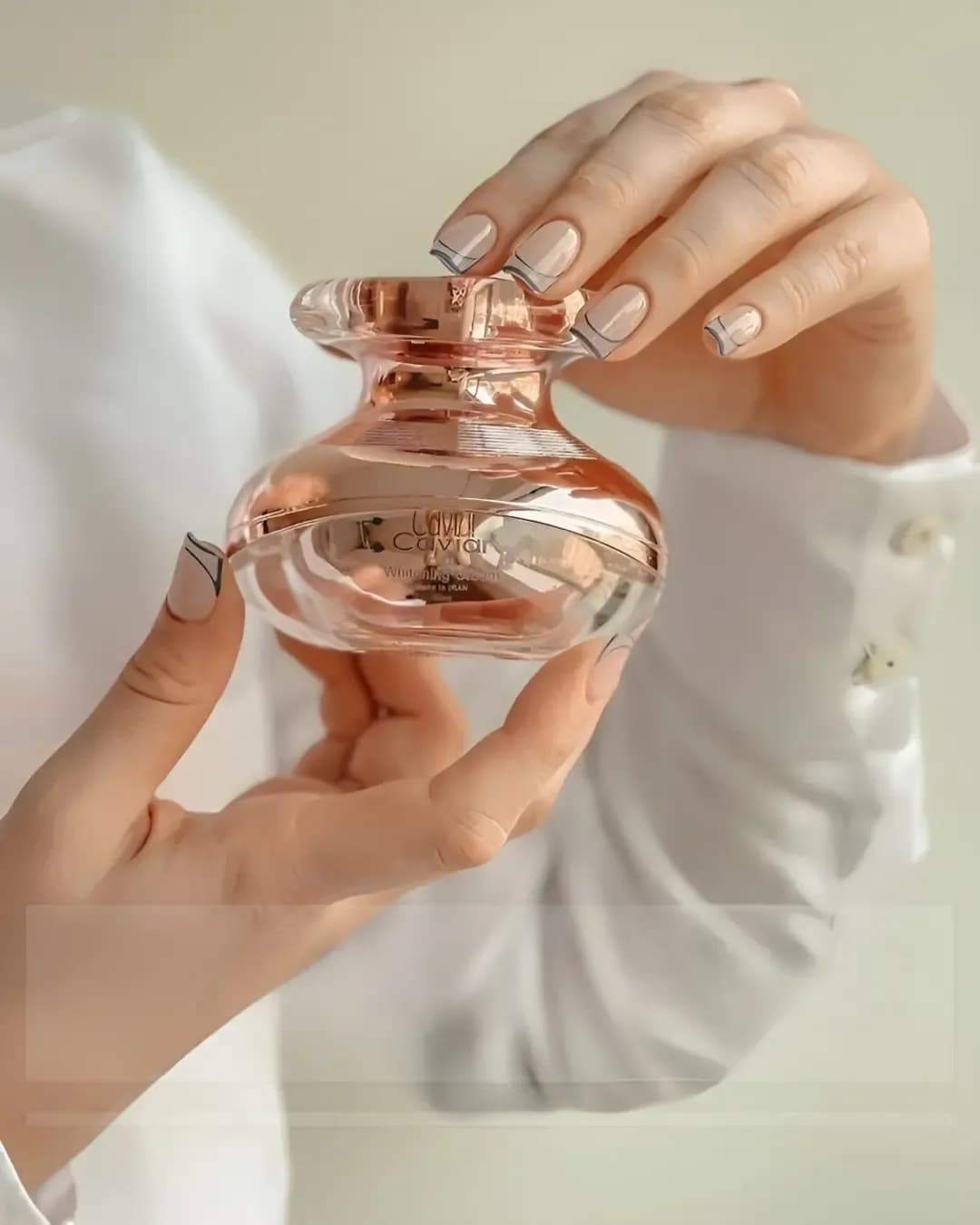 کرم روشنکننده خاویار لدورا، رنگ صورتی و شفاف، جنس شیشه، ظرف گرد