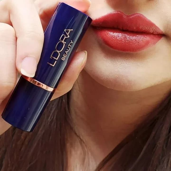 رژ لب جامد مات لدورا، رنگ سرمهای و طلایی، جنس پلاستیک، ماتیکی