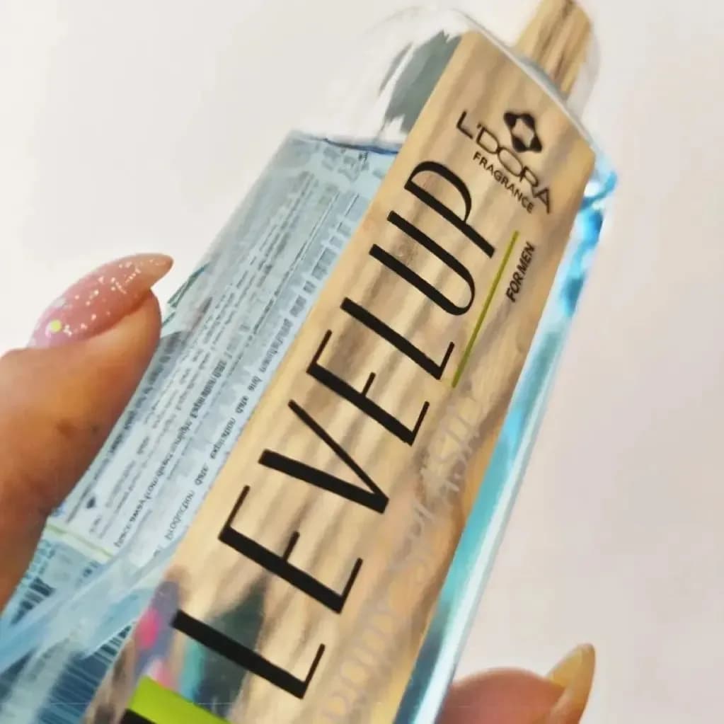 عطر لدورا Level Up، رنگ آبی و طلایی، جنس شیشه، بطری مستطیلی