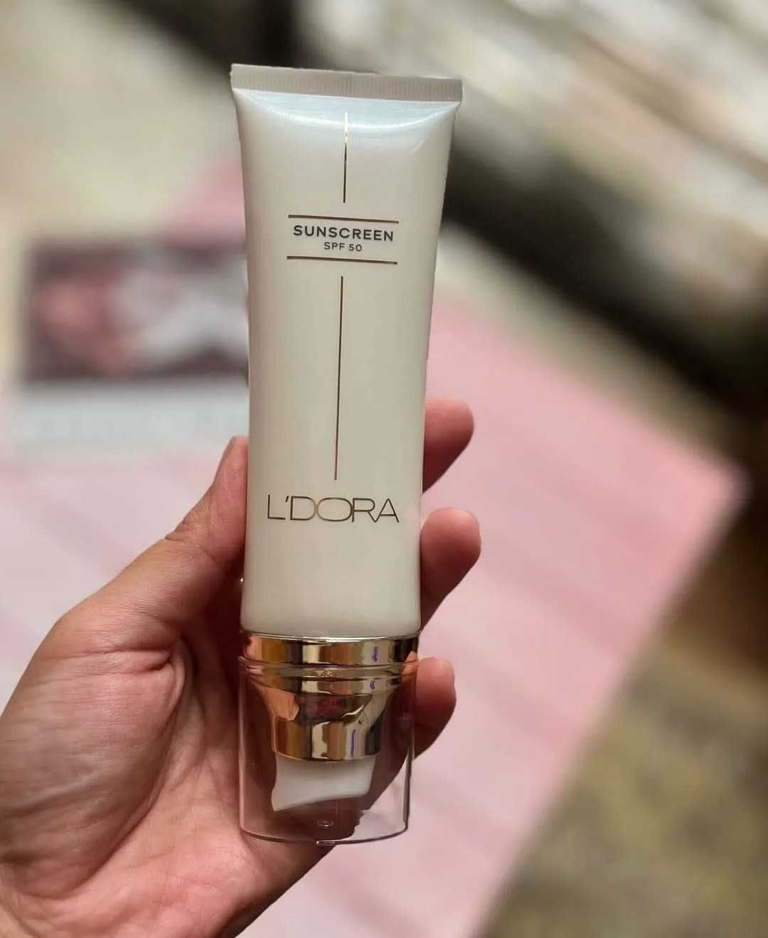 کرم ضدآفتاب SPF50 لدورا، رنگ سفید و طلایی، لوله ای پمپی