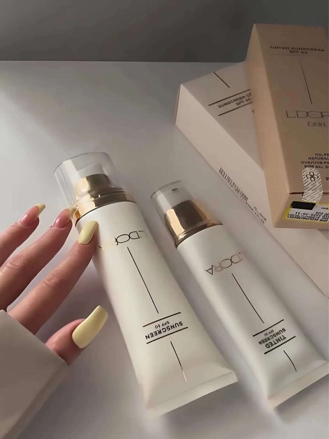 کرم ضدآفتاب SPF50، رنگ سفید، جنس پلاستیک و مقوا، تیوپی پمپی