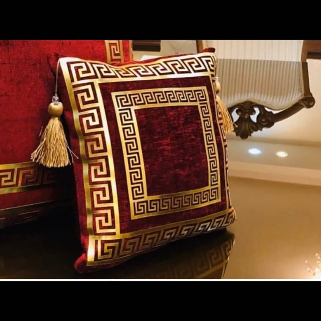 کوسن مخمل طرح ورساچه، رنگ زرشکی و طلایی، طرح هندسی، مربع، منگولدار