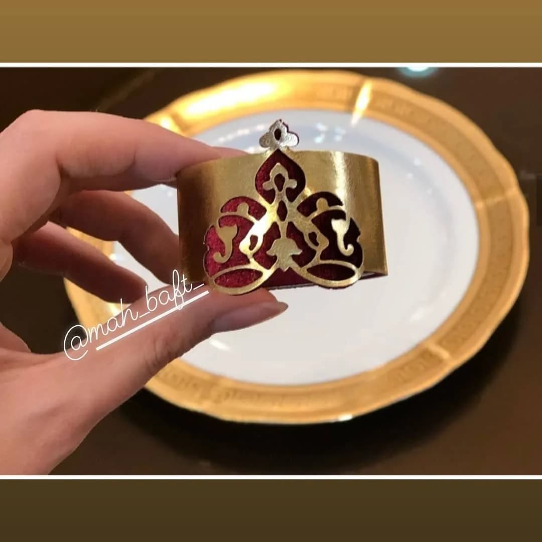 حلقه دستمال سفره، رنگ طلایی و قرمز، جنس فلز و مخمل، طرح هندسی، حلقهای استوانهای