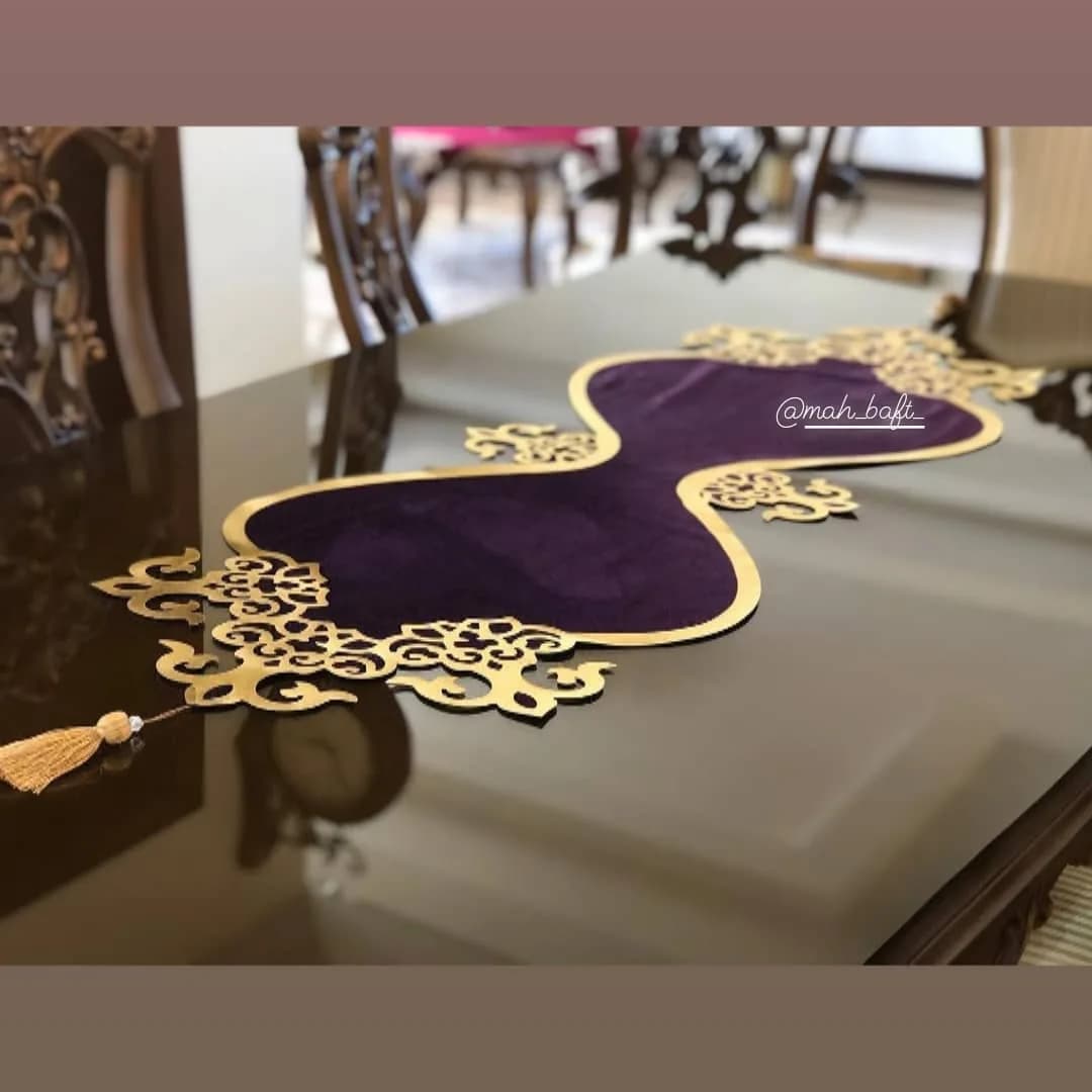 رانر مخمل طرح اشکی، رنگ بنفش و طلایی، رانر رومیزی فانتزی