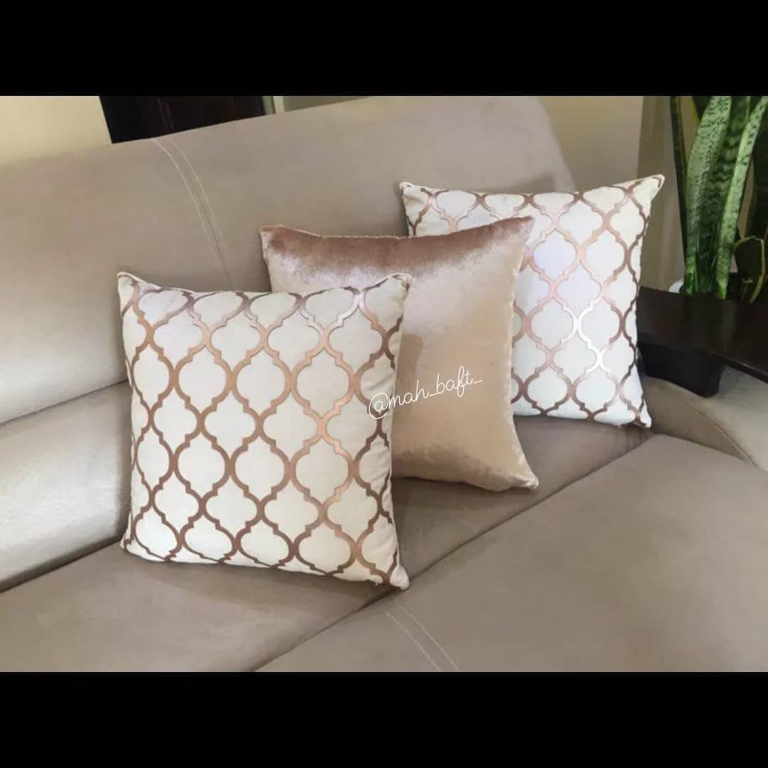 کوسن طرح لوزی شیری با چرم رزگلد، رنگ کرم، جنس مخمل، طرح هندسی، کوسن مربع