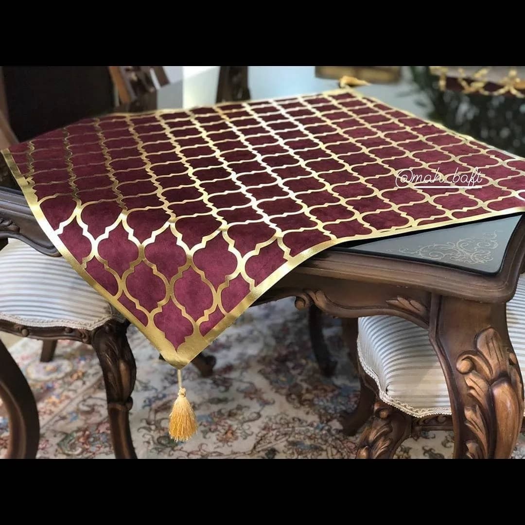 رومیزی مربع طرح لوزی زرشکی، رنگ سرخابی و طلایی، جنس مخمل، طرح هندسی، مستطیلی