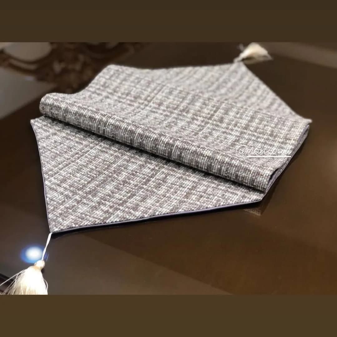 رانر حصیری مخمل طوسی آبی، جنس بافتنی، طرح راهراه، رانر رومیزی منگولهدار