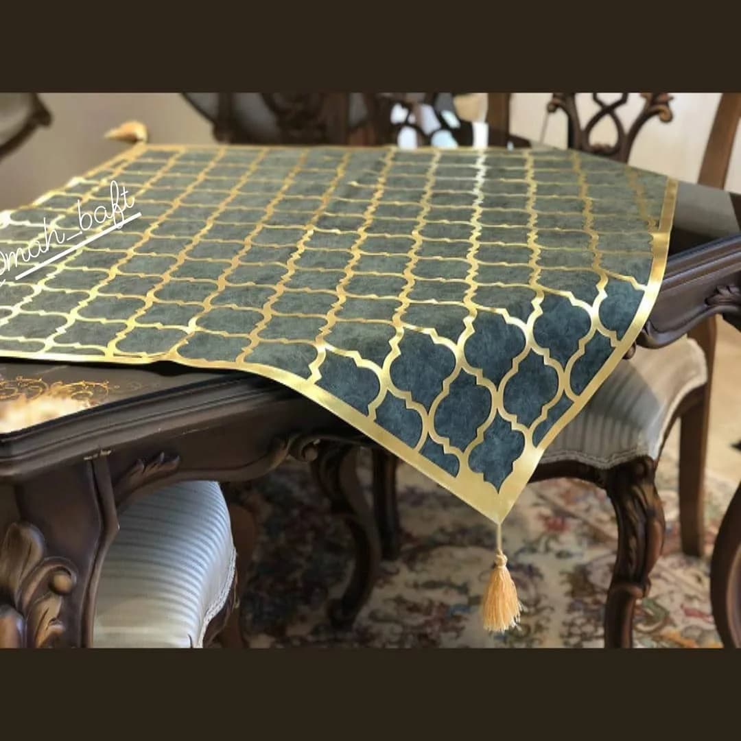 رومیزی مربع طرح لوزی یشمی، رنگ سبز و طلایی، جنس مخمل، طرح هندسی، رانر مربع میز