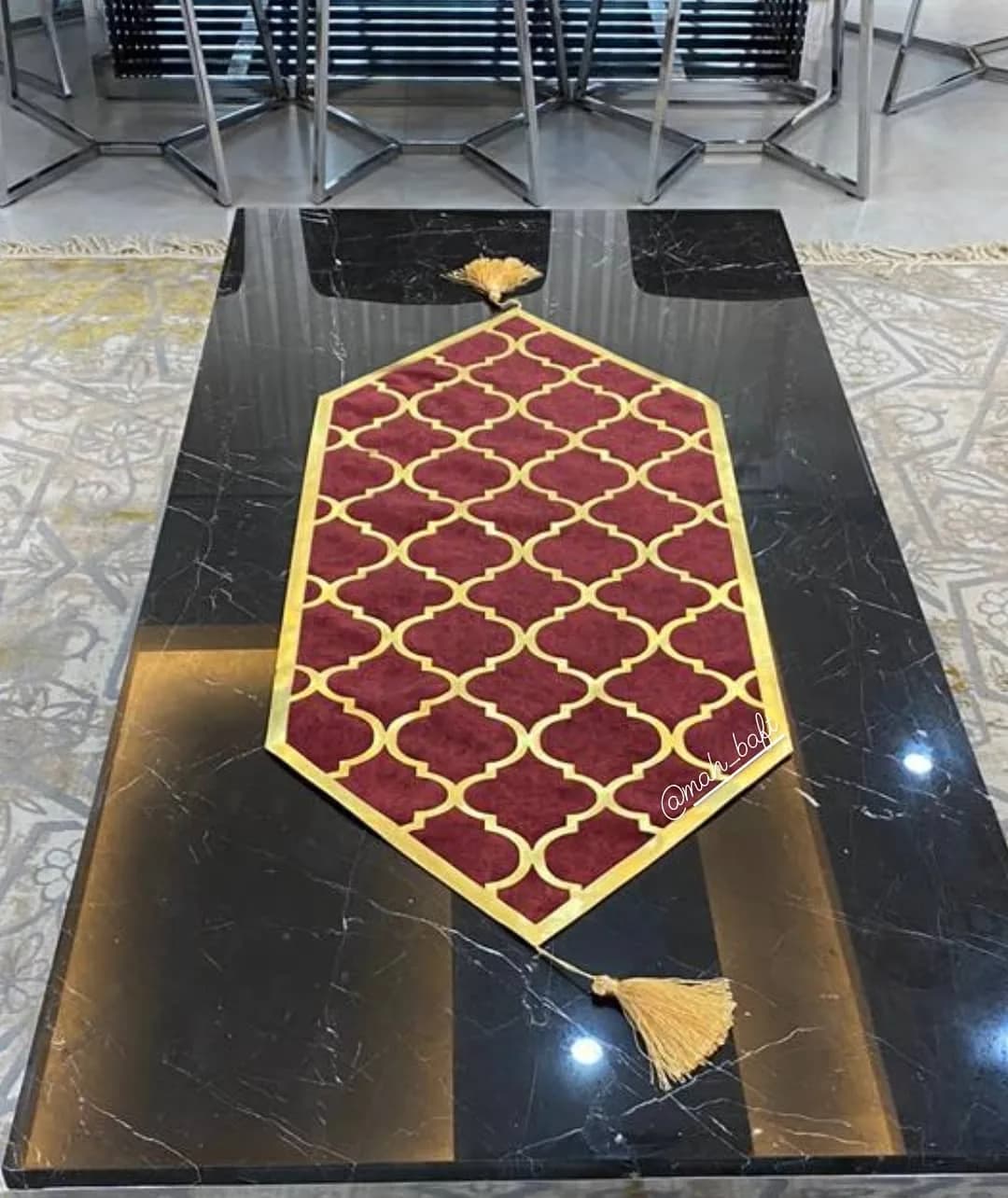 رومیزی طرح لوزی زرشکی چرم طلایی، رنگ قرمز، جنس مخمل، طرح هندسی، رانر رومیزی منگولهدار