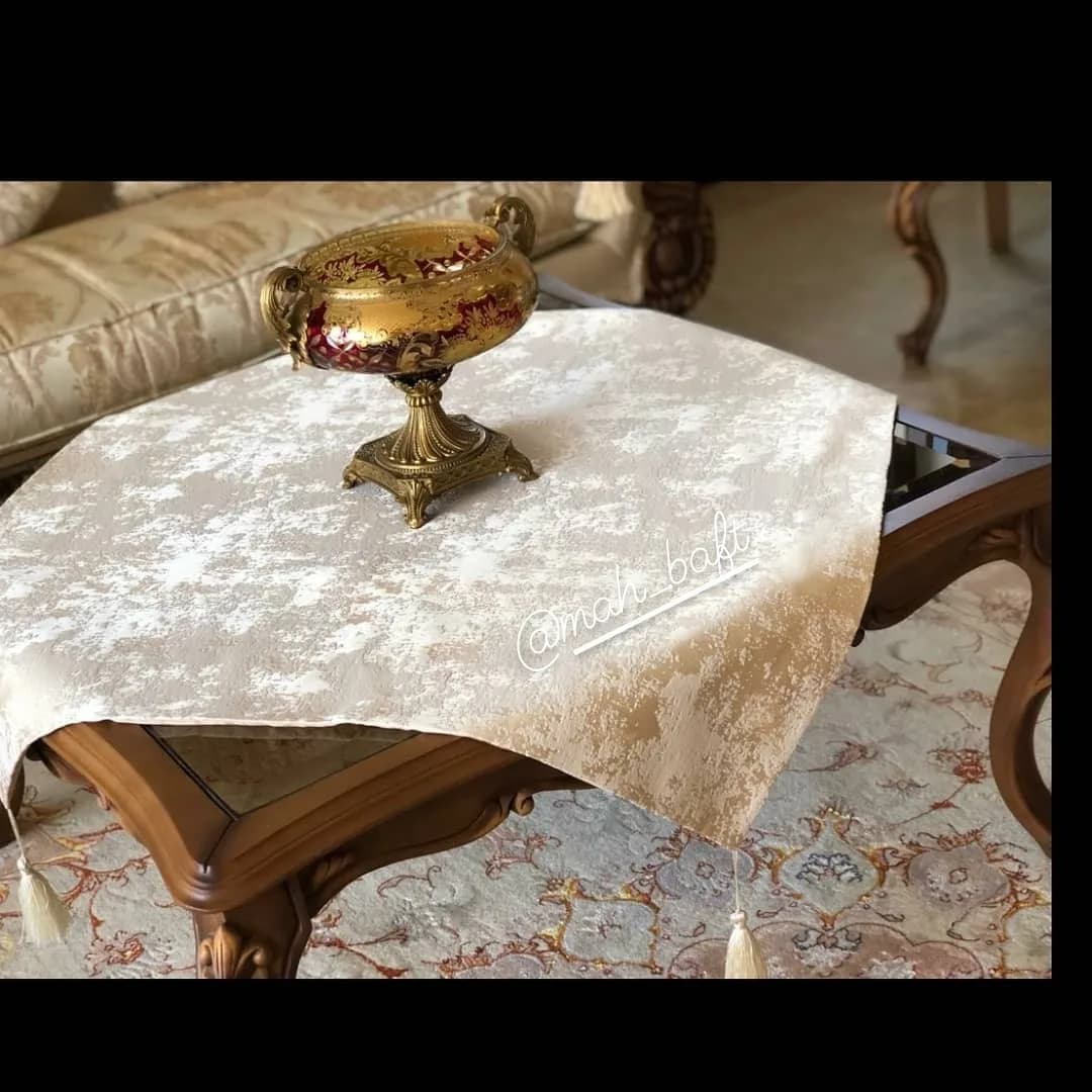 رومیزی مربع پتینه، رنگ کرم و طلایی، جنس مخمل، رانر رومیزی منگولهدار