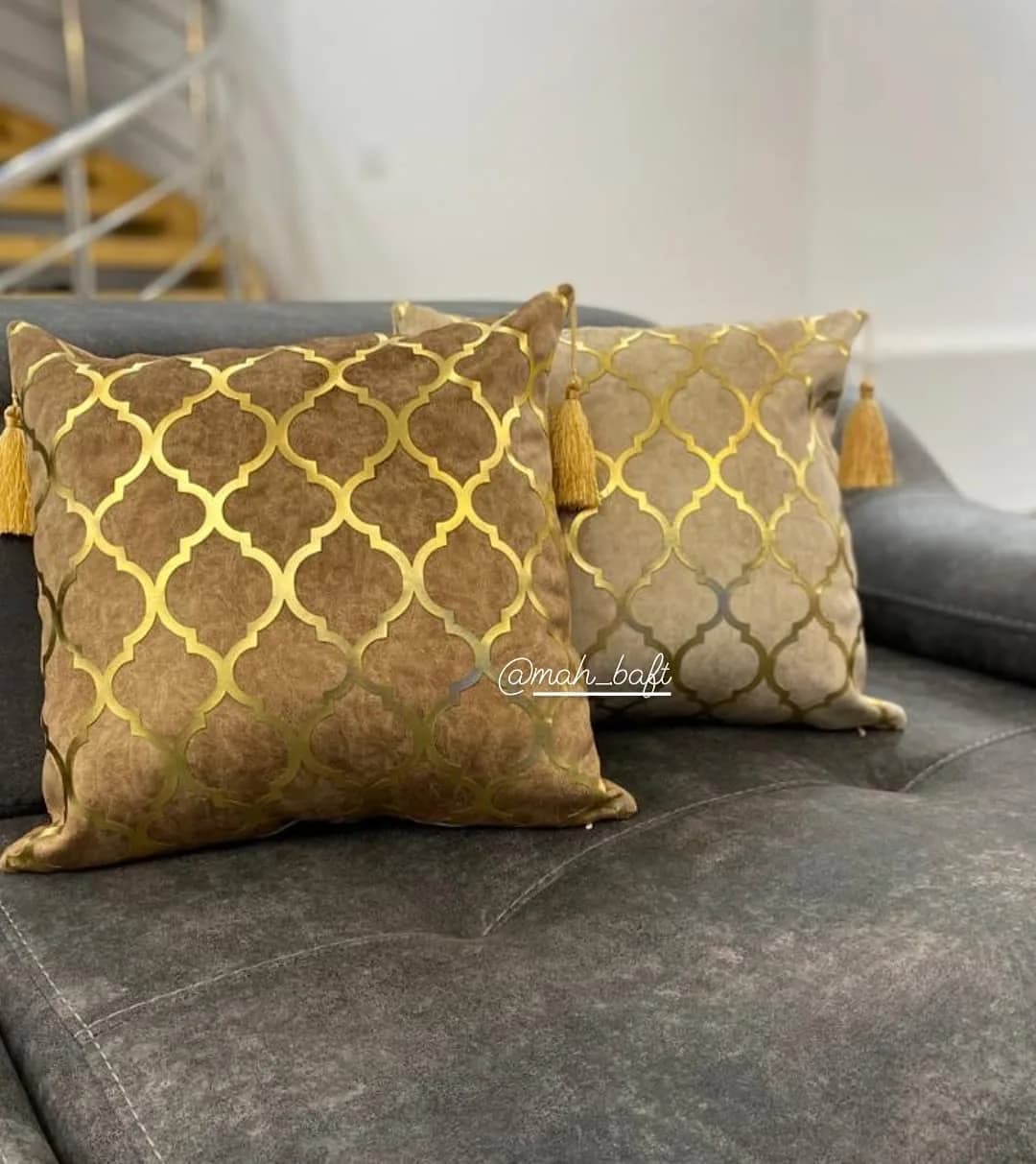 کوسن مخمل ۴۰ در ۴۰ شیری نسکافهای، رنگ قهوهای و طلایی، طرح هندسی، کوسن مبل مربعی منگولهدار