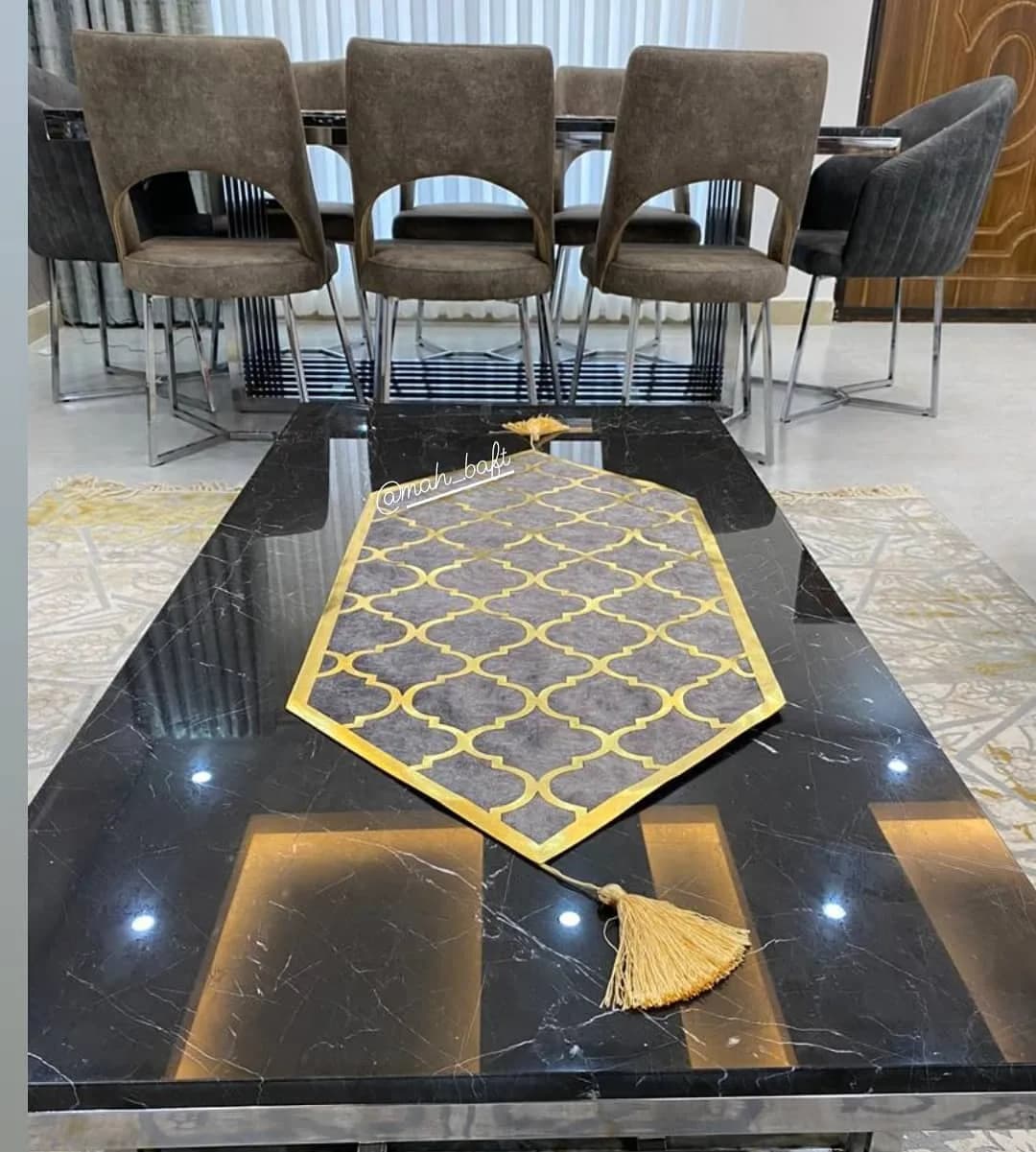 رانر مخمل طوسی با چرم طلایی، رنگ خاکستری، طرح هندسی، رانر رومیزی مستطیلی منگولهدار
