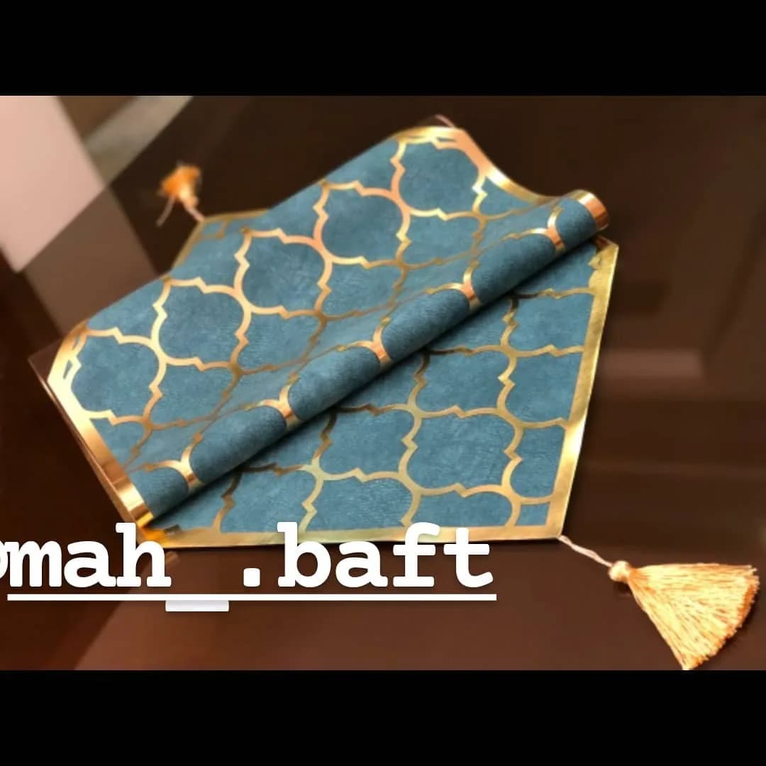 رانر مخمل فیروزهای، رنگ آبی و طلایی، طرح هندسی، رانر رومیزی منگولهدار