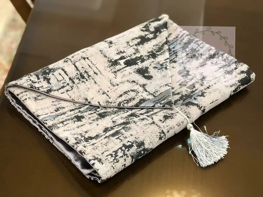 رومیزی عسلی آبرنگی، رنگ خاکستری، سفید و مشکی، جنس مخمل، رومیزی مستطیلی منگولهدار