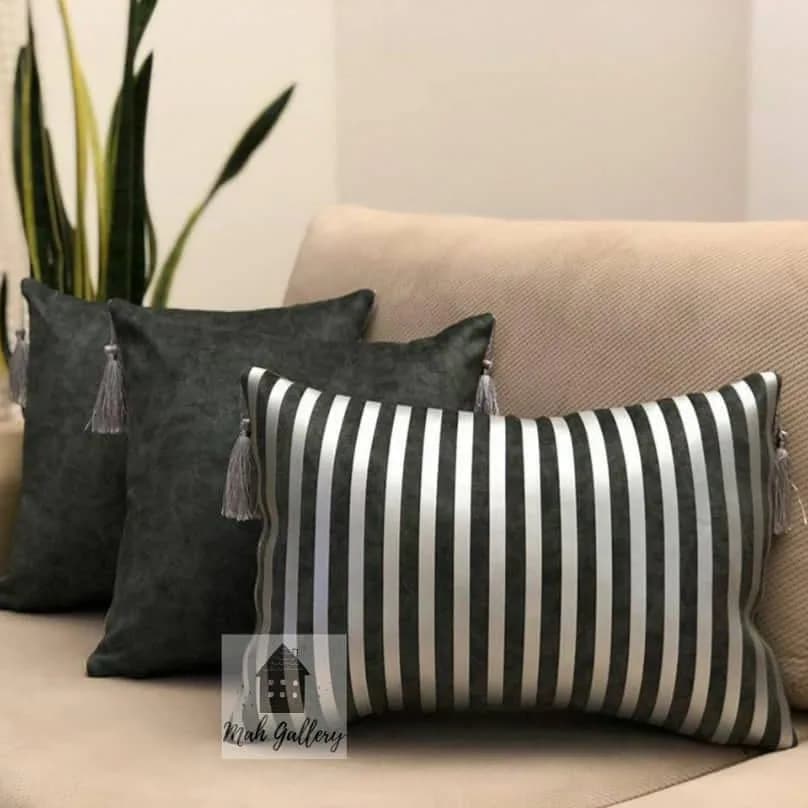 کوسن مستطیل طرح مصری، رنگ خاکستری و نقرهای، جنس مخمل، طرح راهراه، مستطیلی منگولهدار