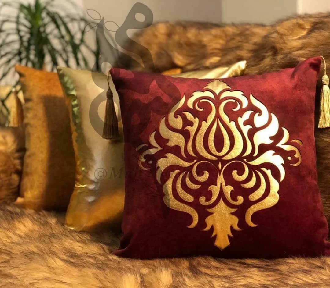 کوسن طرح شاهکار، رنگ قرمز و طلایی، جنس مخمل، طرح گلدار، مربعی با منگوله