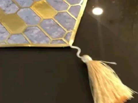 رانر مخمل طرح کندو، رنگ طوسی و طلایی، طرح هندسی، مستطیلی