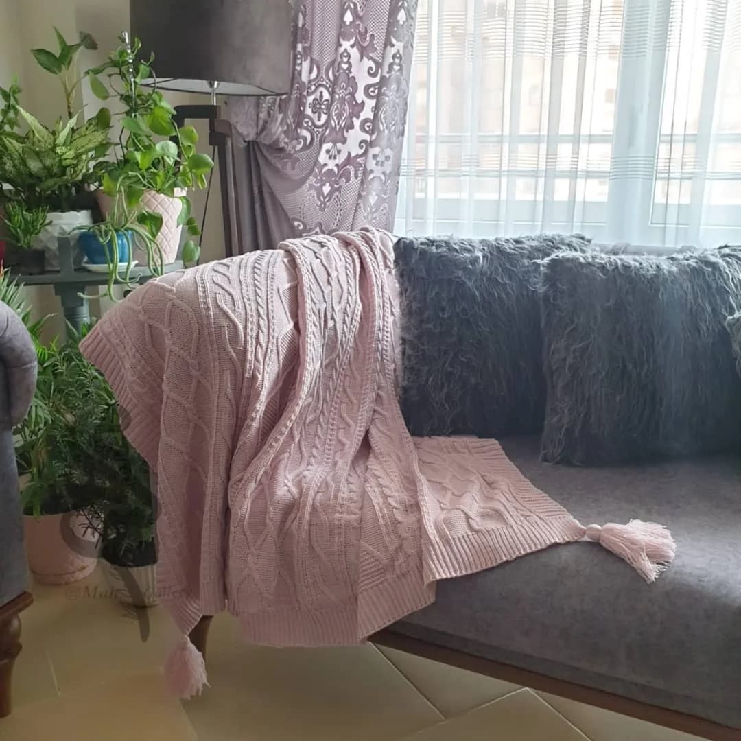 شال مبل صورتی، جنس بافتنی، مستطیلی با منگوله