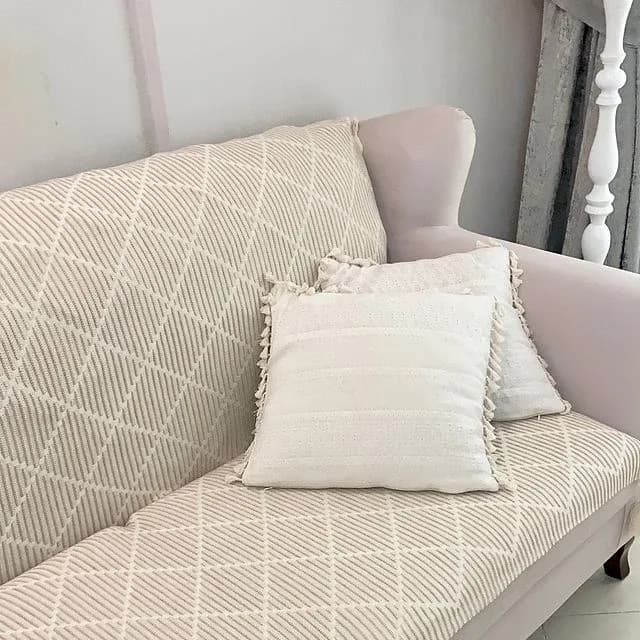 شال مبل، رنگ کرم و سفید، جنس بافتنی، طرح لوزی، روکش مبل و کوسن مربع