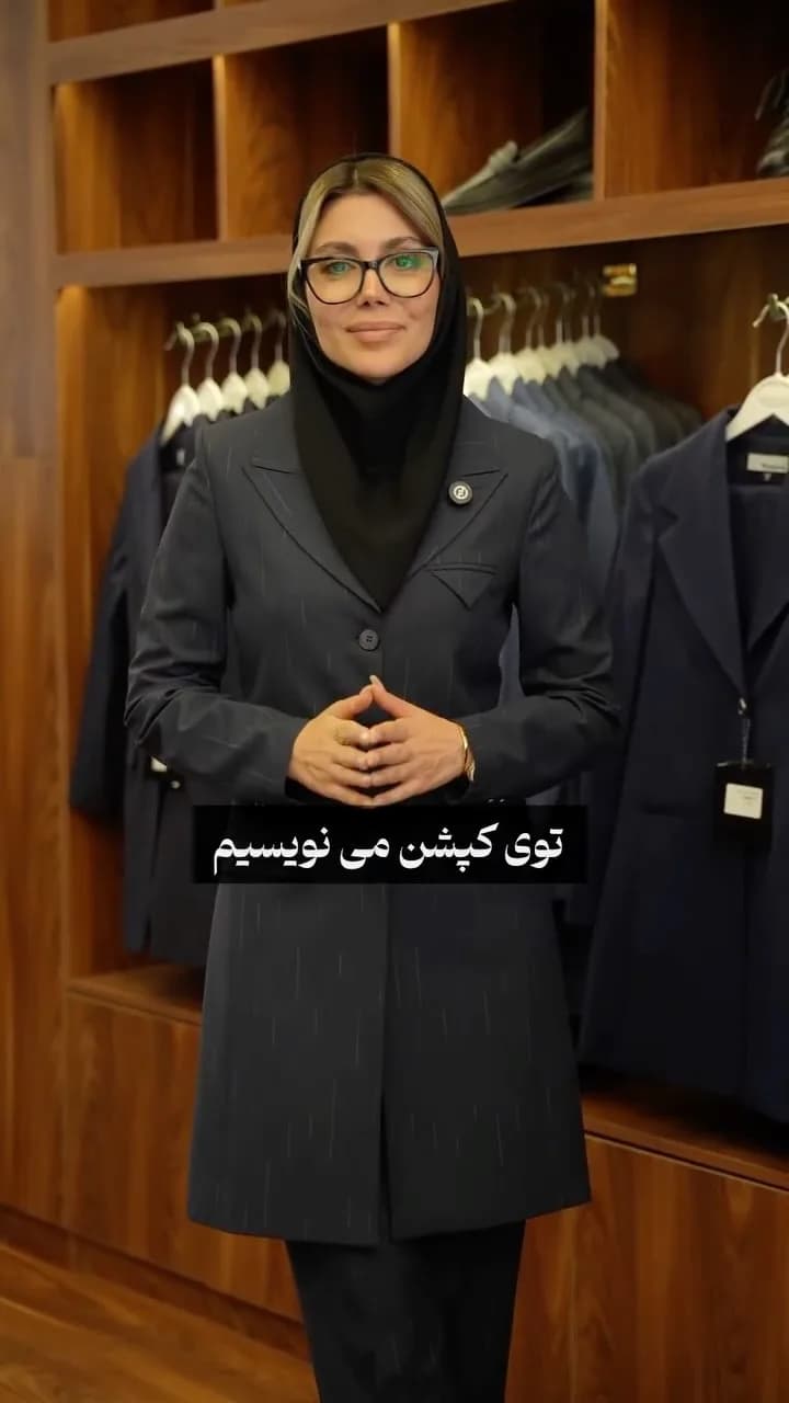مانتو اداری نیمخط دیپلمات ماهپار، رنگ سرمهای، طرح راهراه، قد متوسط، یقه انگلیسی، آستین بلند، جذب