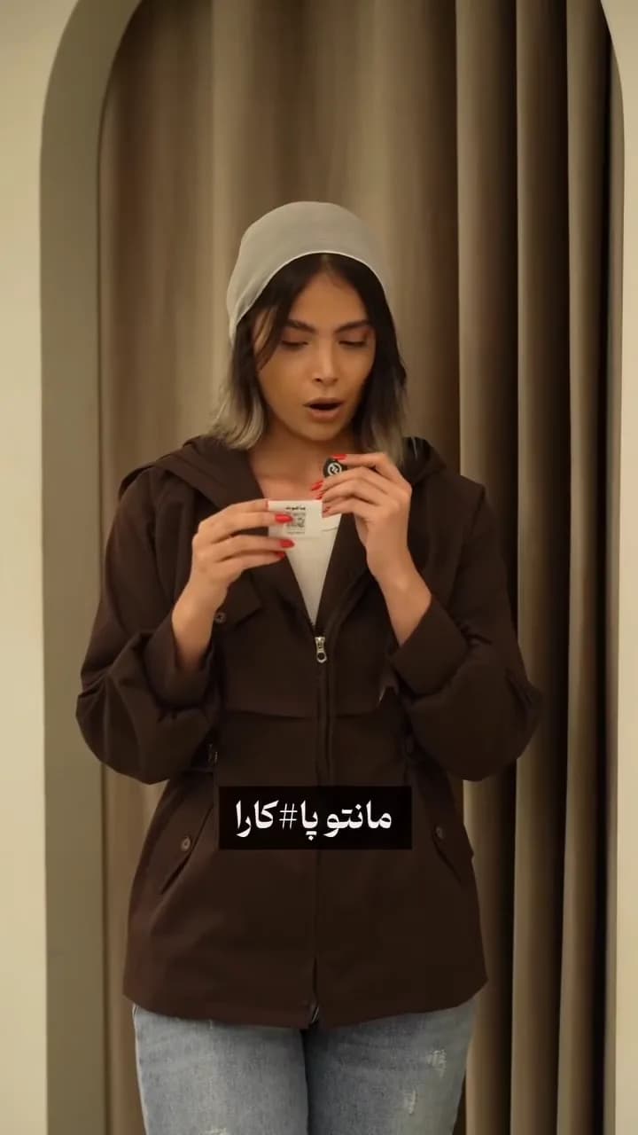 مانتو بارانی آستردار، رنگ قهوهای، مدل parka، کلاهدار، کمربند دار، آستین بلند