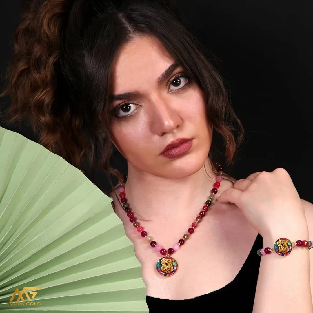 گردنبند روکش طلا طرح بوف سنگ عقیق مارک گلد، رنگ چندرنگ و طلایی، گردنبند مهرهای با پلاک جغد