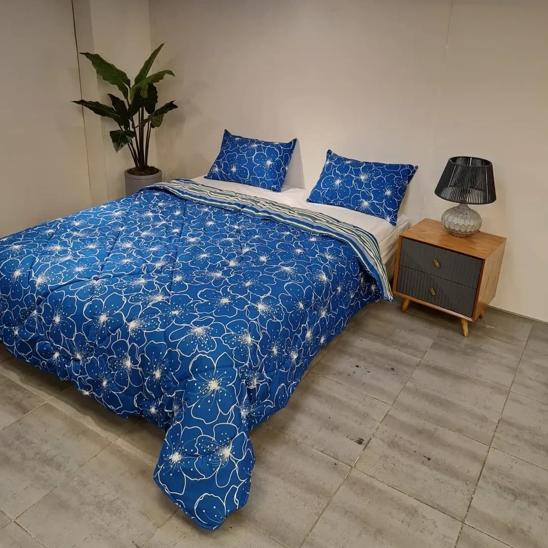 سرویس خواب، رنگ آبی و سفید، جنس پارچه، طرح گلدار، دونفره لحاف و بالشت