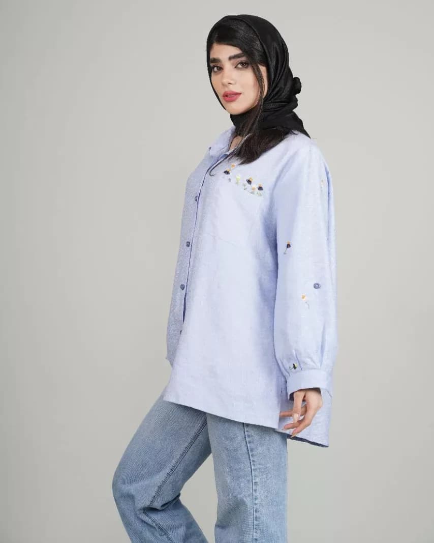 شومیز فریسایز، رنگ آبی روشن، طرح گلدوزی، یقه دار، آستین بلند، گشاد