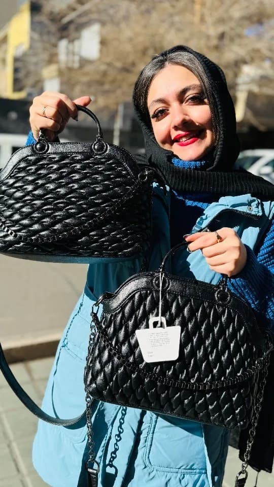 کیف دستی اکسین، رنگ مشکی، جنس چرم، طرح هندسی، زنجیری