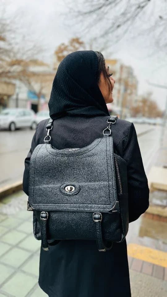 کیف کولهشو چرمی ضدآب DKNY، رنگ مشکی، جنس چرم مصنوعی، کولهپشتی دوشی، بنددار