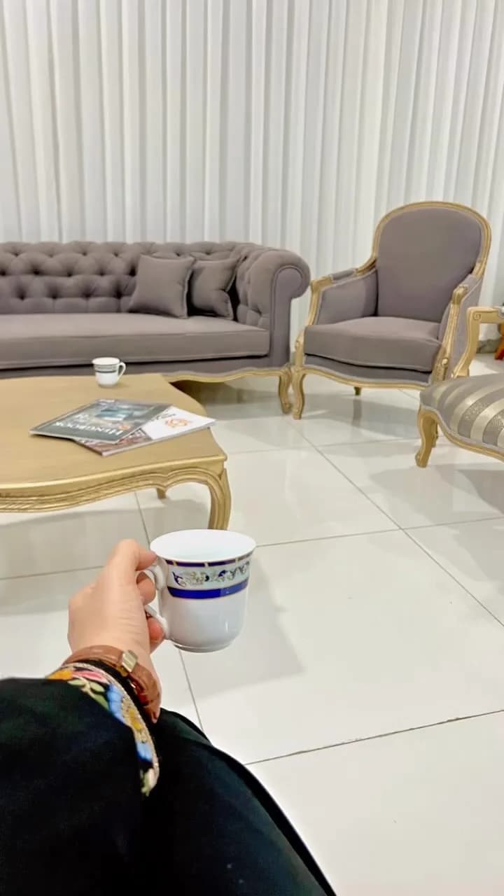 مبل استیل، رنگ طوسی و طلایی، جنس چوب و پارچه، کلاسیک، لمسی