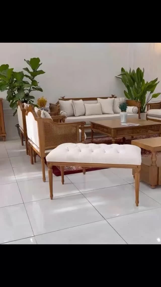 مبل نئوکلاسیک، رنگ سفید، کرم و چوبی، جنس پارچه و چوب، مبل تکنفره بدون دسته